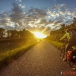 Zachód słońca na węgrzech podczas jazdy na bambusowym rowerze