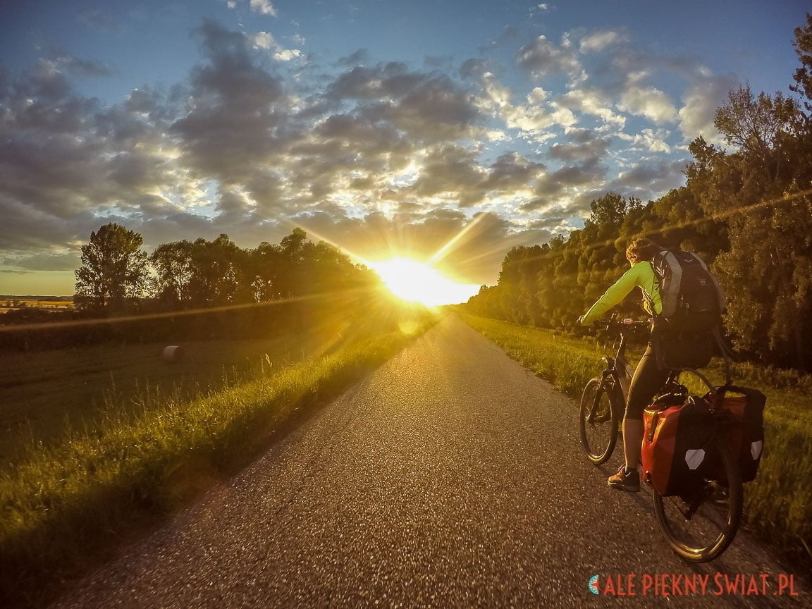 Zachód słońca na węgrzech podczas jazdy na bambusowym rowerze